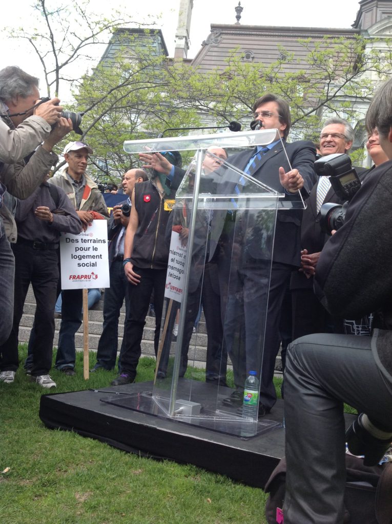 Coderre avec pancartes FRAPRU (CatherineFortin)