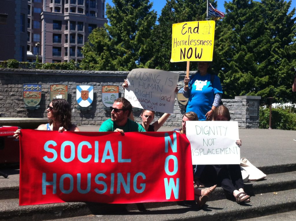 Rassemblement en marge de la Conférence fédérale-provinciale-territoriale sur l’habitation, Victoria, 28 juin 2016 (photo : Émilie E. Joly). 